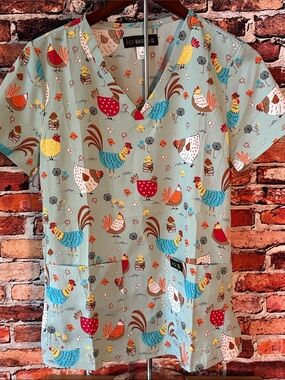 koi Pale Sage Short Sleeve V-Neck Scrub Top w Colorful Fun Chicken Print Small